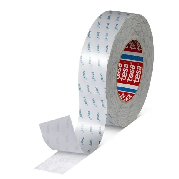 tesa® 4943 est un ruban adhésif double face en non-tissé (tissu non tissé), doté d’une masse adhésive acrylique modifiée (tackifiée), conçu pour le raboutage de bobines, le collage du cuir et des textiles, ainsi que pour de nombreuses autres applications.